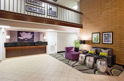 La Quinta Inn & Suites by Wyndham Oshkosh - image 1