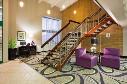 La Quinta Inn & Suites by Wyndham Oshkosh - image 2