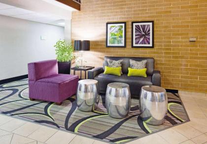 La Quinta Inn & Suites by Wyndham Oshkosh - image 6