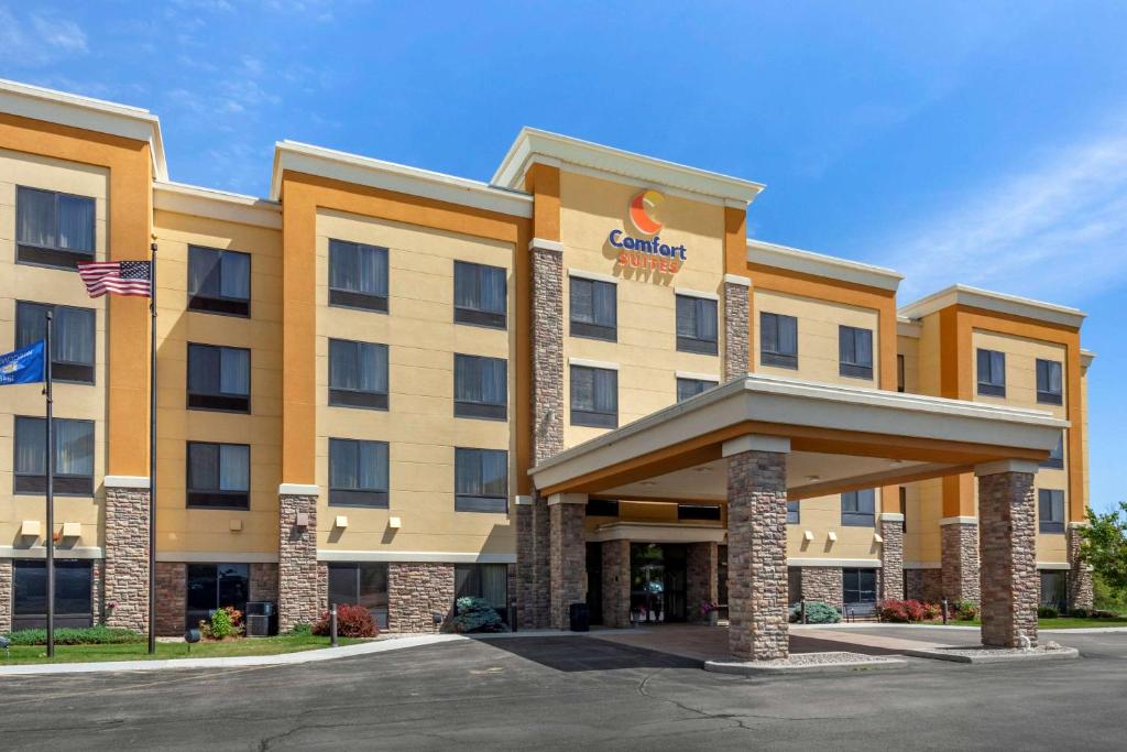 Comfort Suites Oshkosh - main image