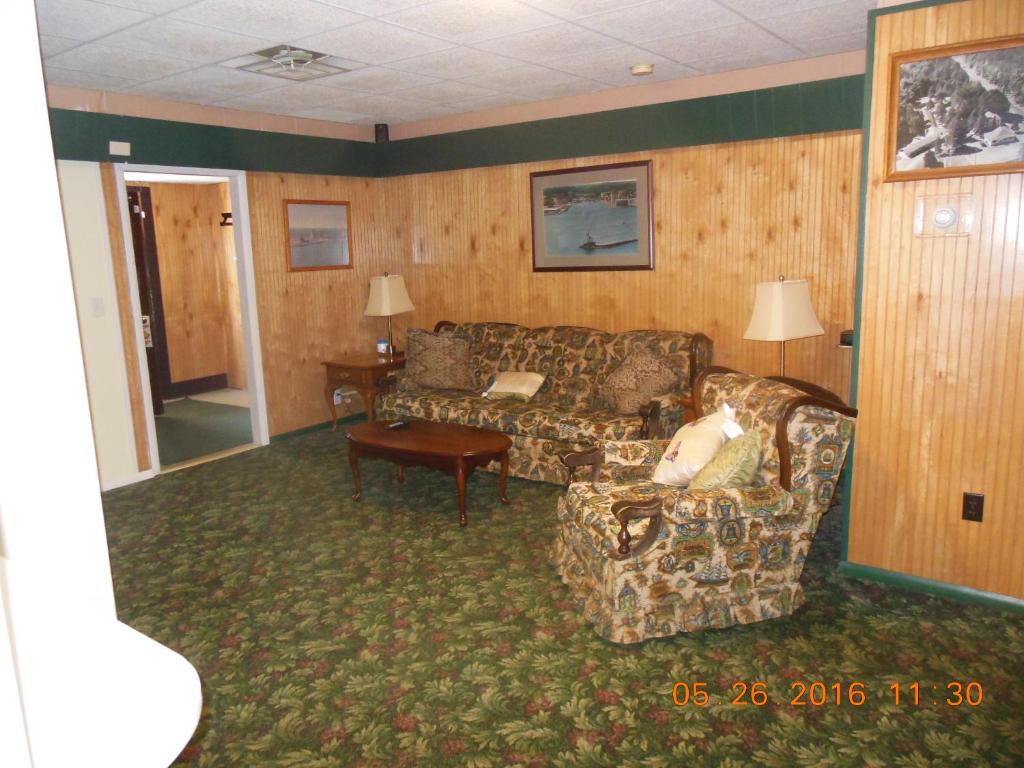 Evergreen Motel - image 2