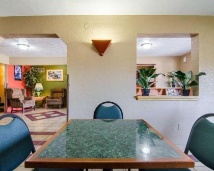 Econo Lodge Ottawa - image 13