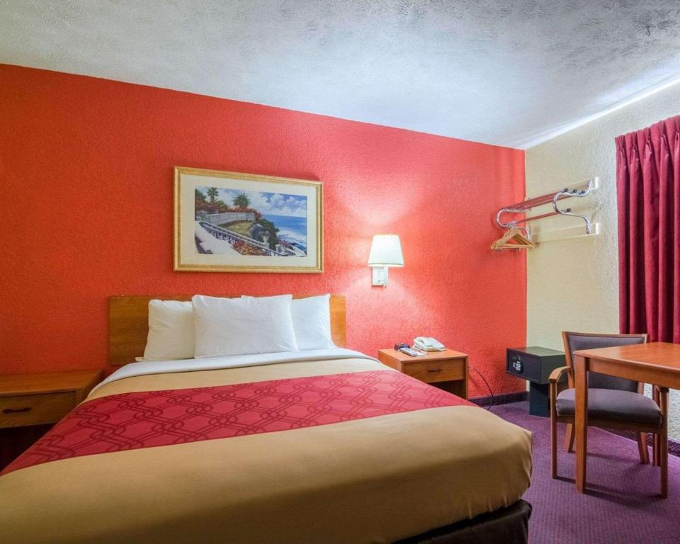 Econo Lodge Ottawa - image 3