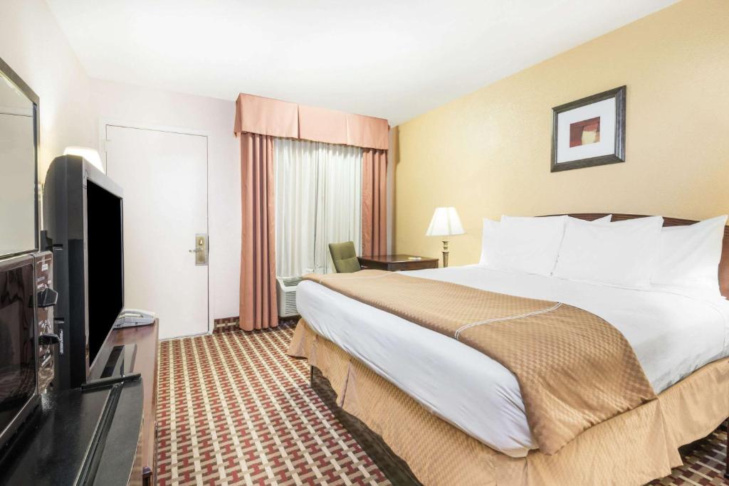 Days Inn by Wyndham Ottawa - image 3