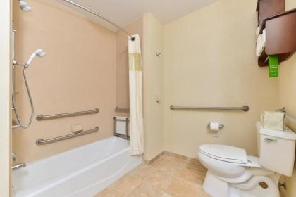 Hampton Inn Ottumwa - image 11