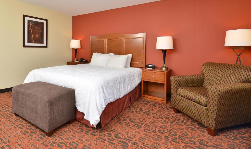 Hampton Inn Ottumwa - image 7