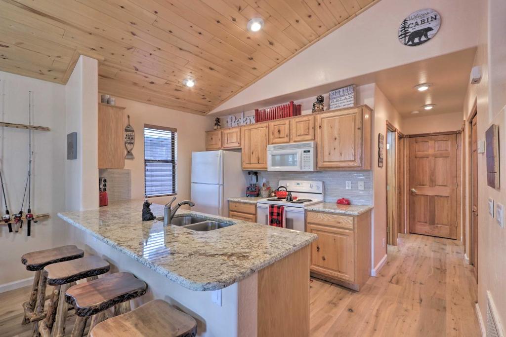 Overgaard Cabin at Bison Ranch with Grill and Deck - image 6