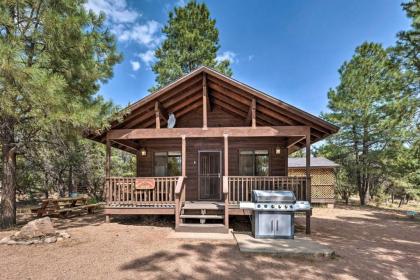 Cozy Retreat with Hot Tub Walk to Bison Ranch!