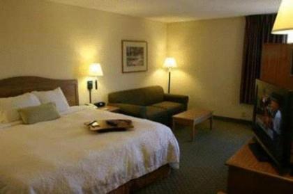 Hampton Inn Overland Park - image 10