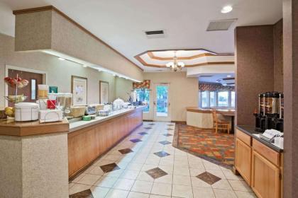 La Quinta by Wyndham Overland Park - image 4