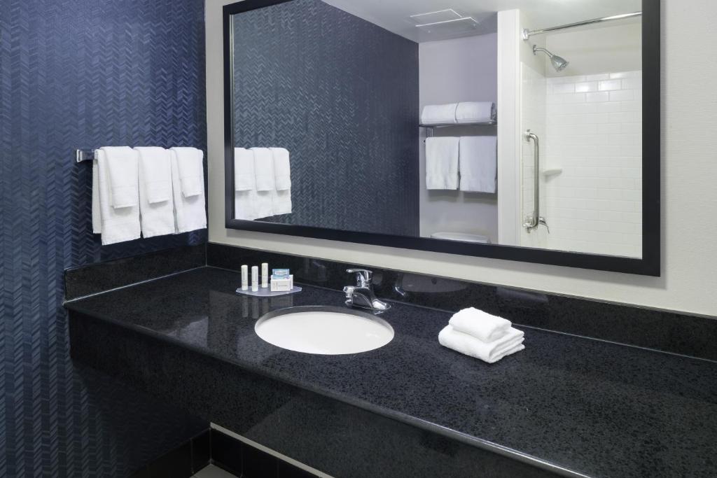 Fairfield Inn & Suites Kansas City Overland Park - image 5