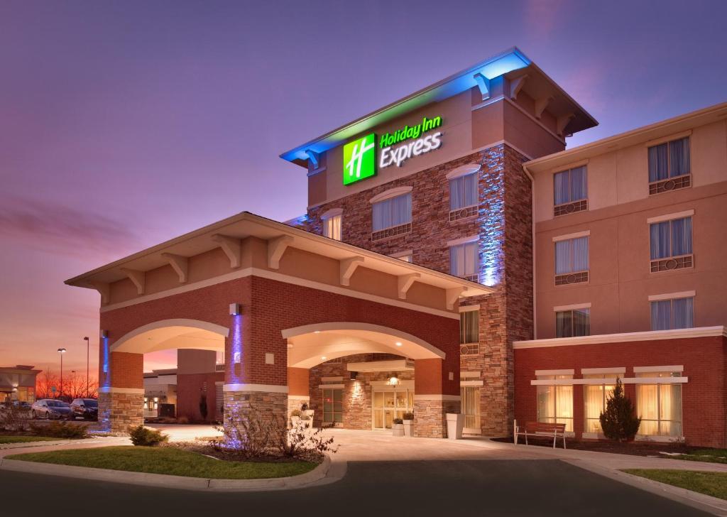 Holiday Inn Express & Suites Overland Park an IHG Hotel - main image