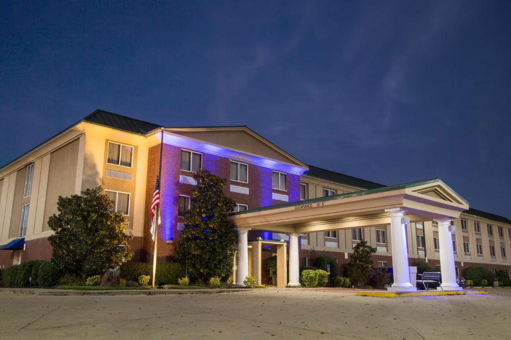 Holiday Inn Express & Suites - Oxford an IHG Hotel - main image