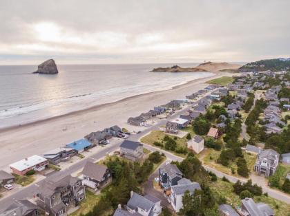 Getaway to the Endless Summer home ocean views hot tub bliss - image 8