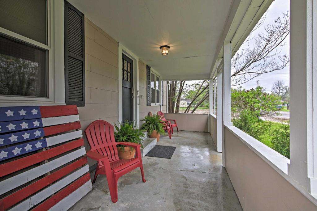 Charming Pet-Friendly Abode Near St Louis! - image 2