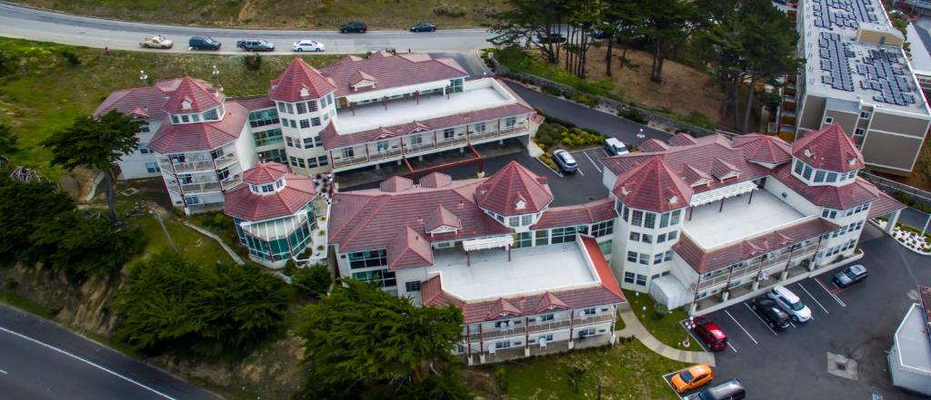 Pacifica Beach Hotel - image 4