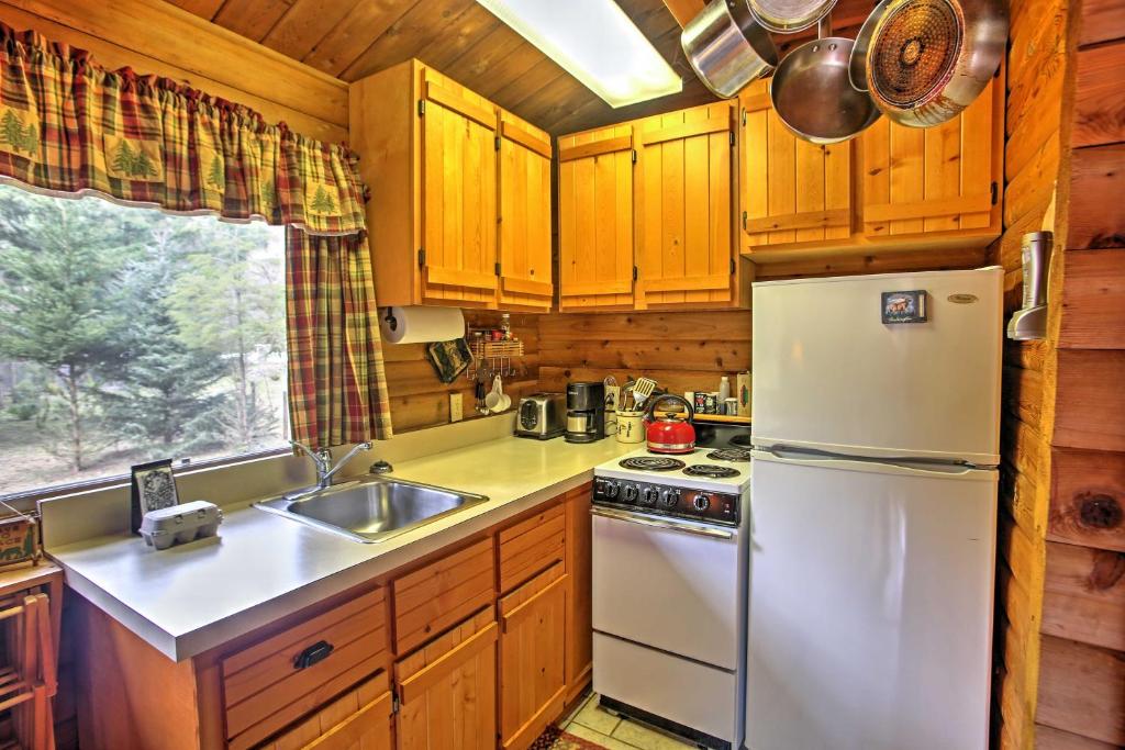 Packwood Cedar Cabin with Mountain Views and Hot Tub - image 2