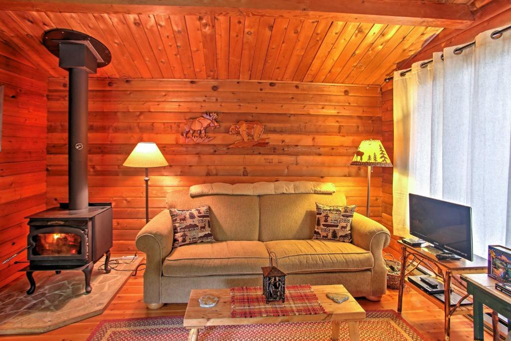 Packwood Cedar Cabin with Mountain Views and Hot Tub - image 4