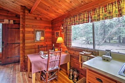 Packwood Cedar Cabin with Mountain Views and Hot Tub - image 9