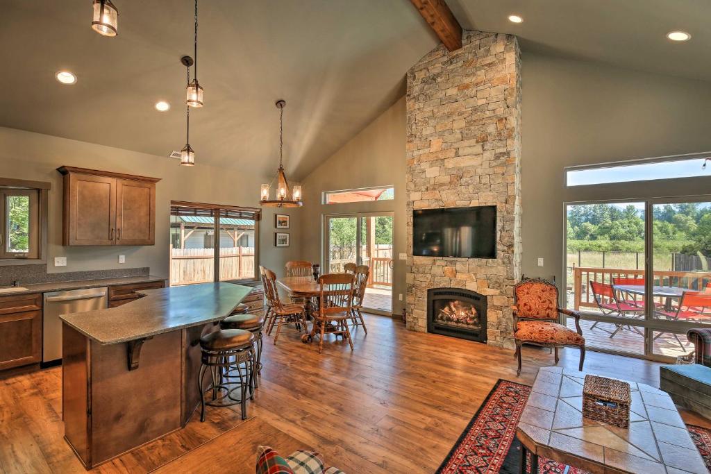 Rustic Cabin Near Mt Rainier Fire Pit and BBQ - main image