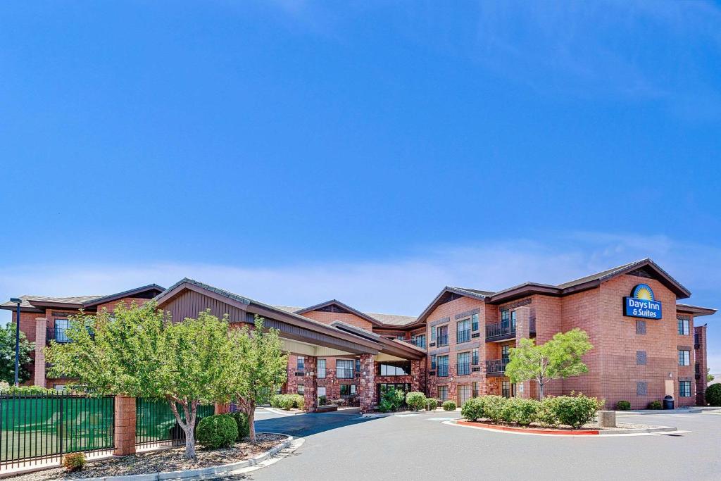 Days Inn & Suites by Wyndham Page Lake Powell - main image