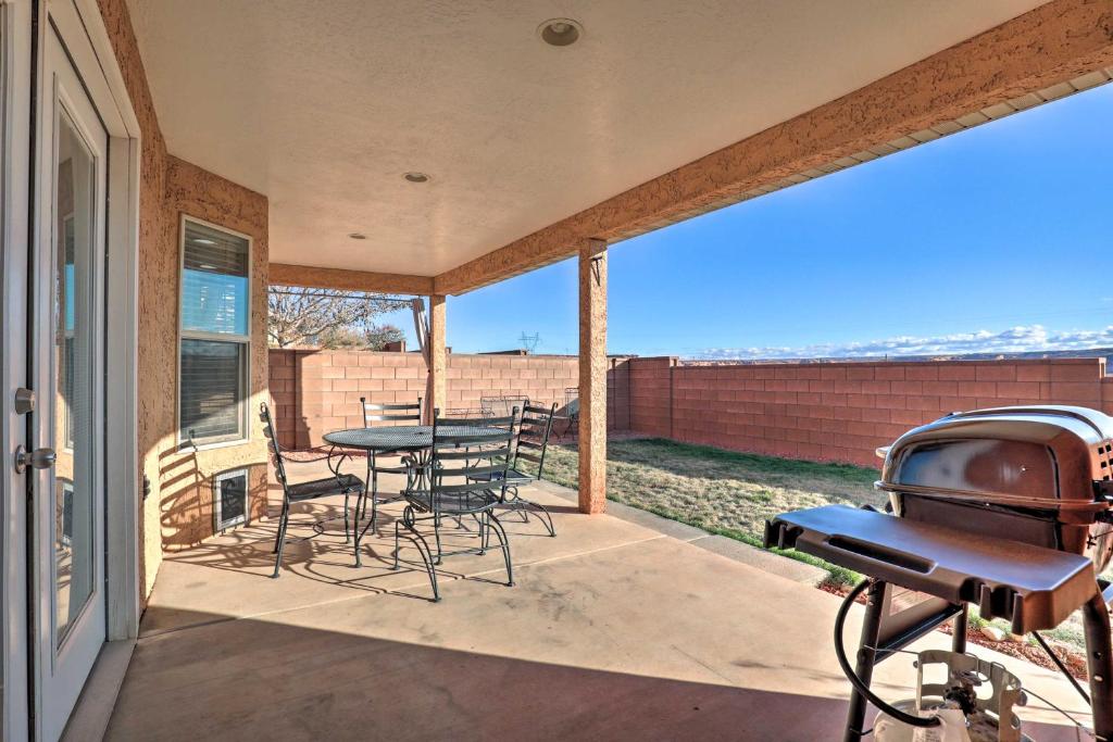 Family-Friendly Retreat Less Than 5 Miles to Lake Powell! - image 4