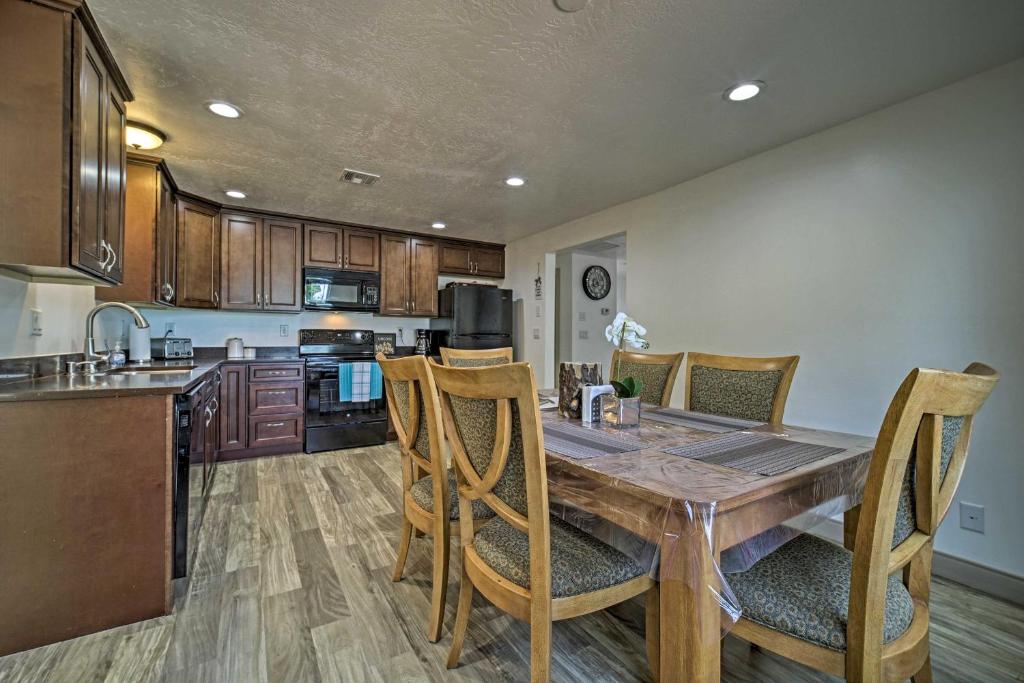 Spacious Home with Yard Less Than 3 Mi to Lake Powell! - image 5