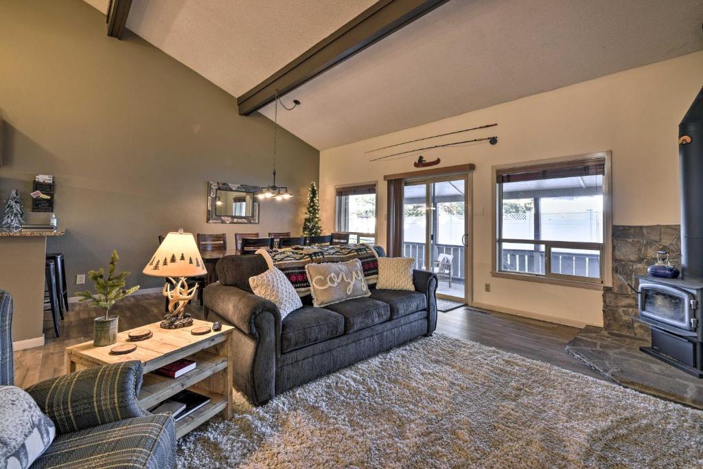 Contemporary Condo with A and C 4 Miles to Hot Springs! - main image