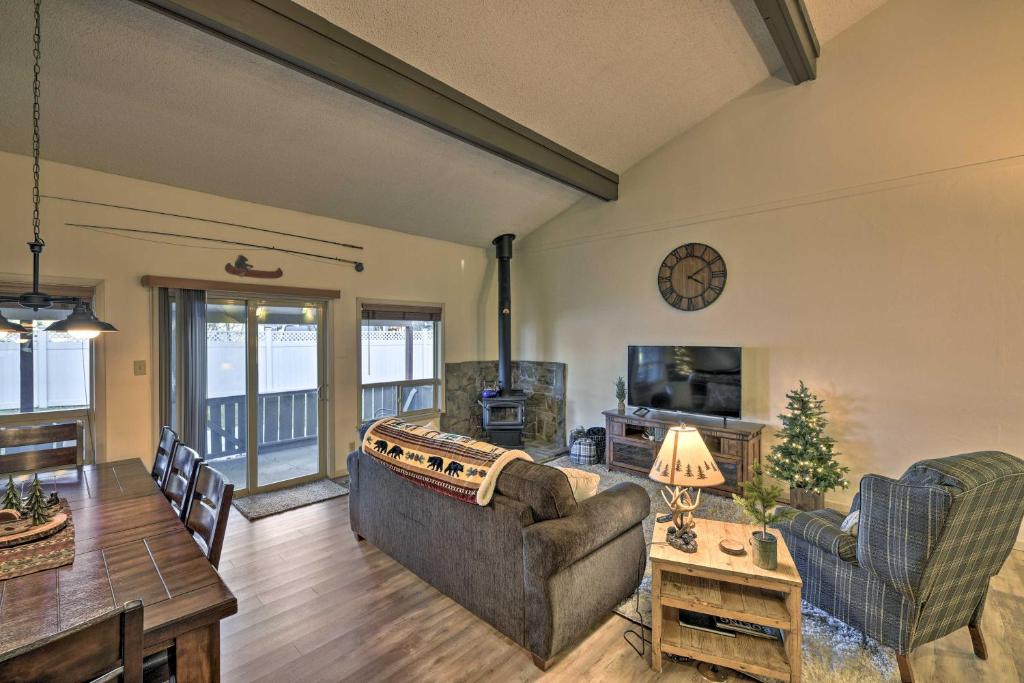 Contemporary Condo with A and C 4 Miles to Hot Springs! - image 4