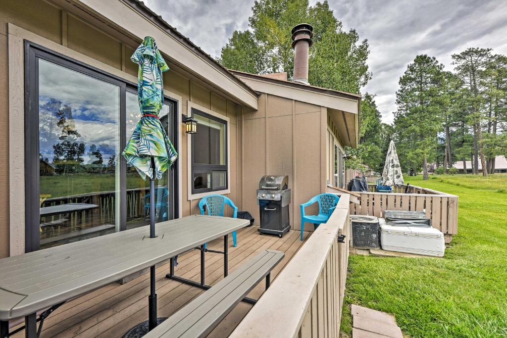 Cozy Mtn Condo with Grill 28 Mi to Wolf Creek! - main image