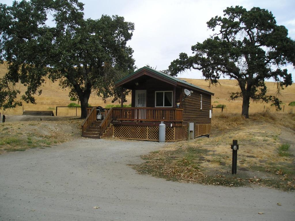 San Benito Camping Resort One-Bedroom Cabin 3 - main image