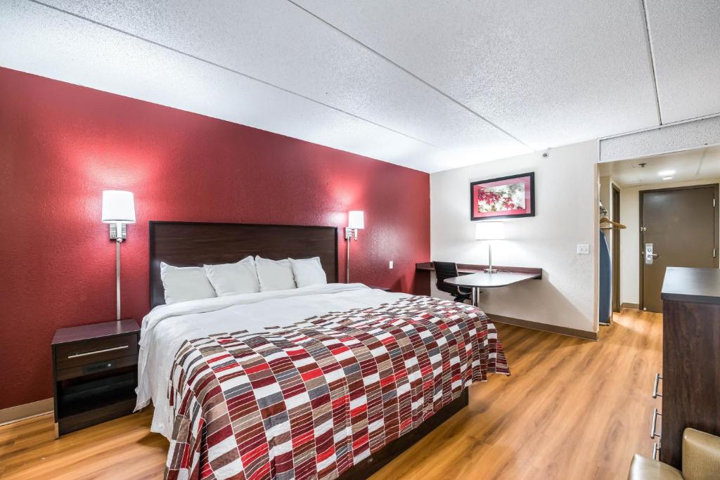 Red Roof Inn Palatine - image 5