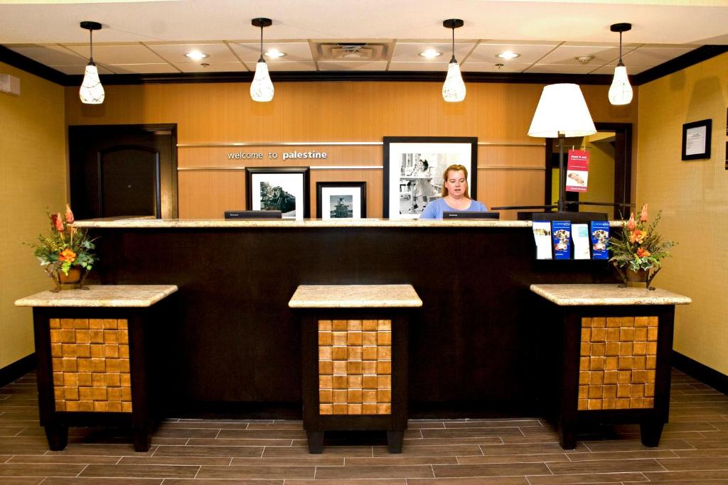 Hampton Inn & Suites Palestine - image 5