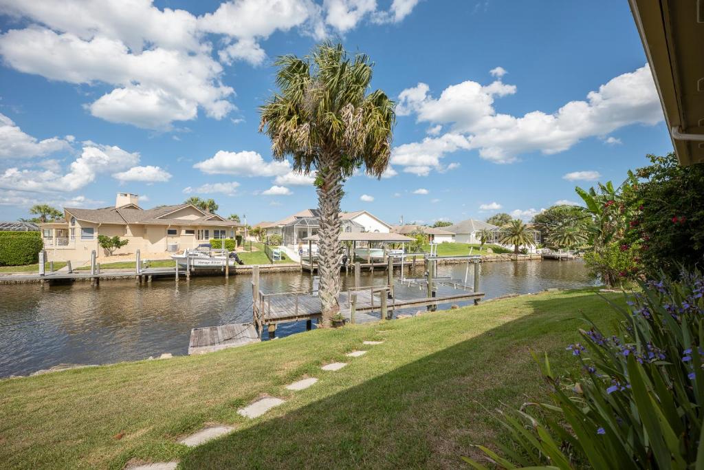 Dolphin Paradise 4 BR Boat Dock Near Beach Lanai Wi-Fi Sleeps 8 - image 4