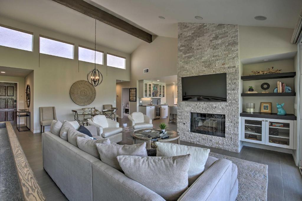 Luxe Golf Course Haven with Patio in Palm Desert - main image