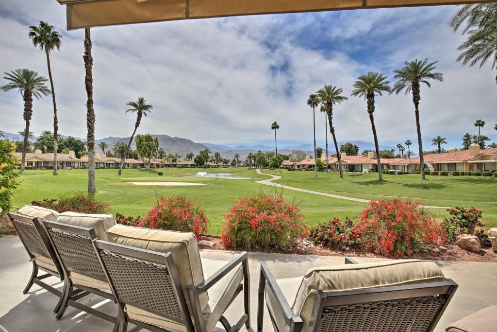 Luxe Golf Course Haven with Patio in Palm Desert - image 2