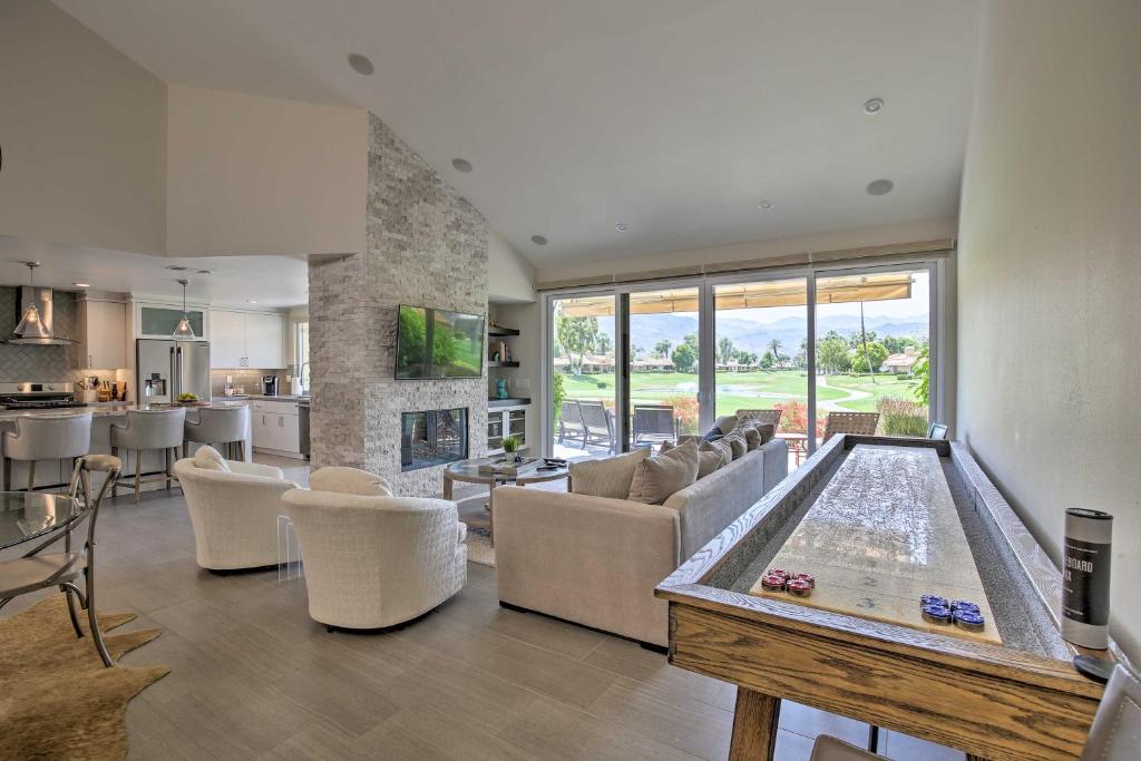 Luxe Golf Course Haven with Patio in Palm Desert - image 3