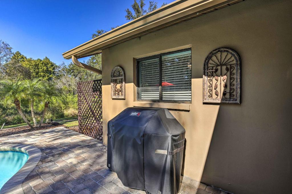 Pet-Friendly Home with Fire Pit - 10 Mins to Gulf! - image 7