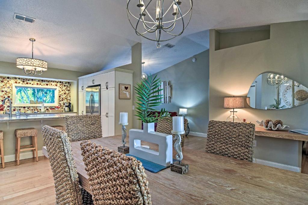 Stylish Palm Harbor Escape with Outdoor Oasis! - image 4