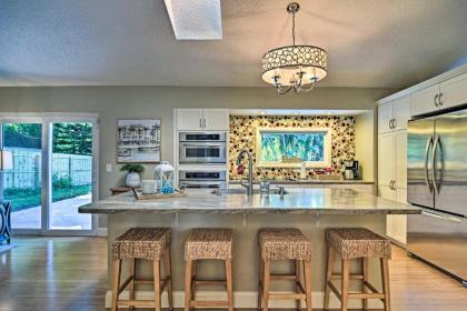 Stylish Palm Harbor Escape with Outdoor Oasis! - image 5