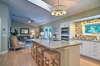 Stylish Palm Harbor Escape with Outdoor Oasis! - image 8