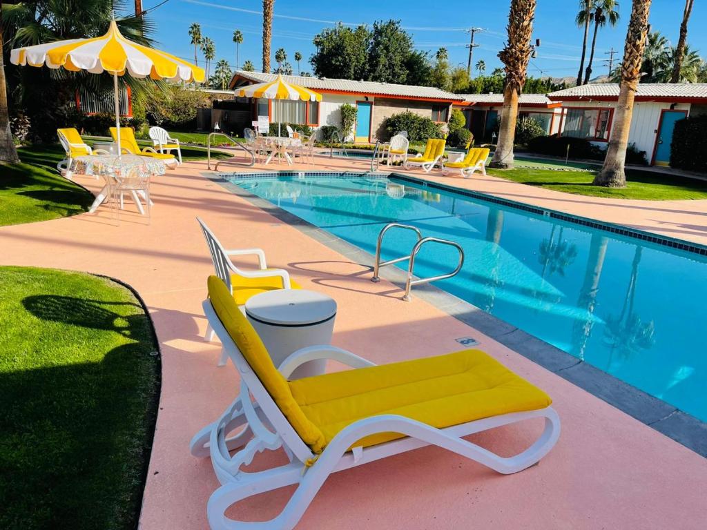 A PLACE IN THE SUN Garden Hotel - Big Units with Privacy Gardens & Heated Pool & Spa in 1 Acre Park Prime Location PET Friendly TOP Midcentury Modern Boutique Hotel - main image