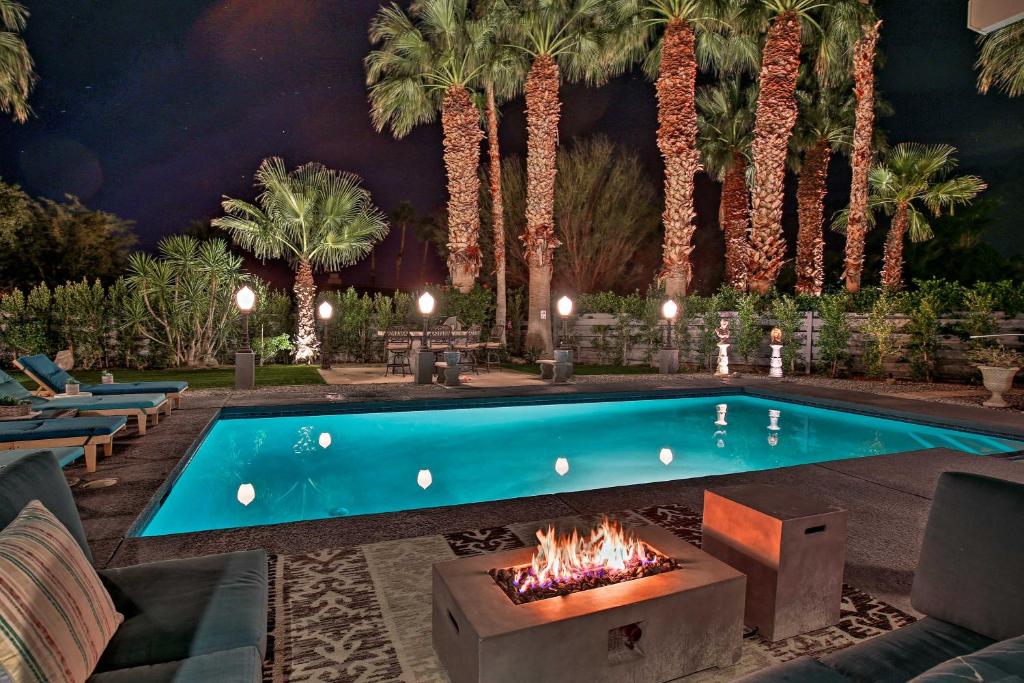 Stunning Palm Springs Escape with Epic Outdoor Oasis - image 4