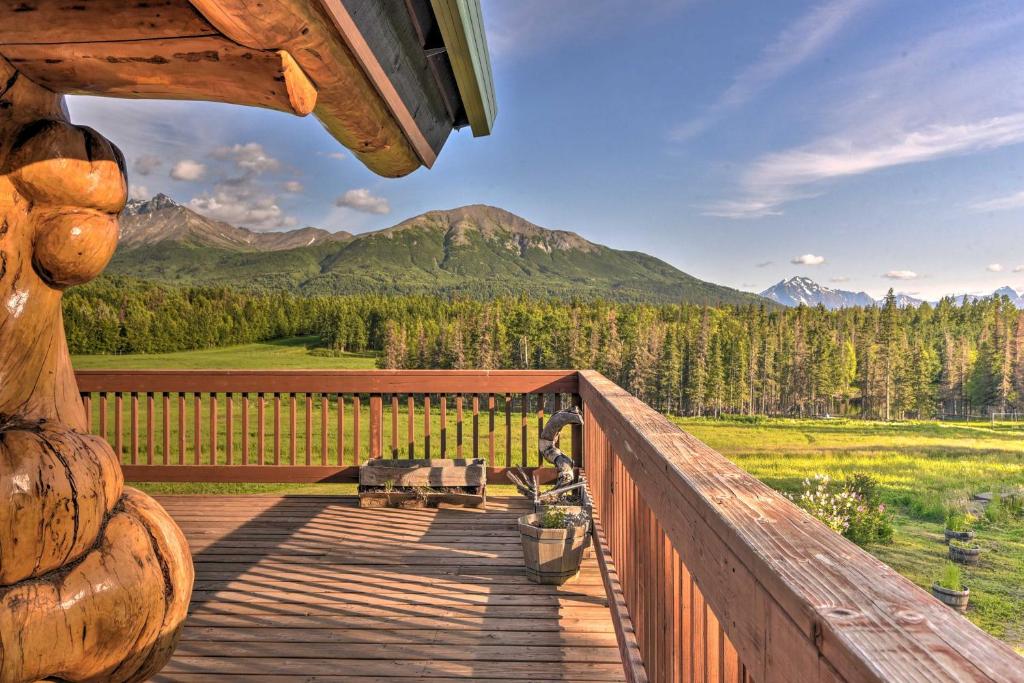 Legacy Mountain Lodge 40-Acre Ranch with Views! - image 2