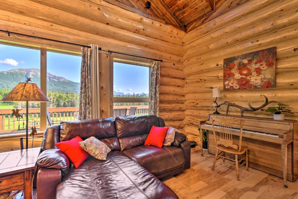 Legacy Mountain Lodge 40-Acre Ranch with Views! - image 5