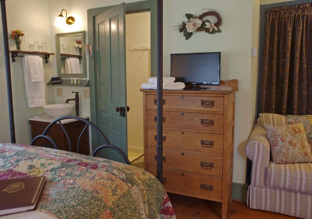 1825 Inn Bed and Breakfast - image 3