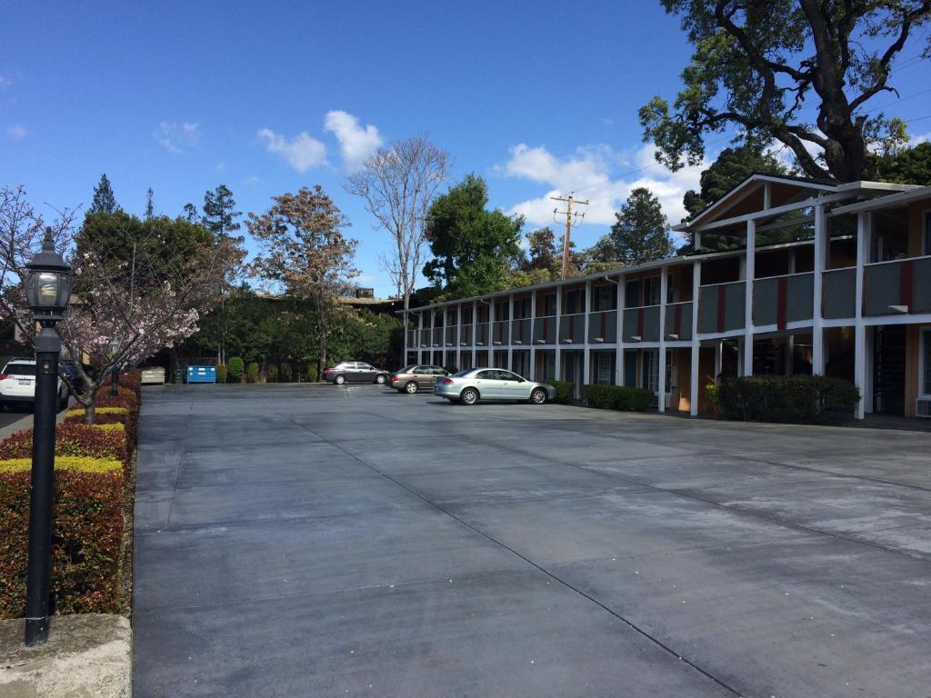 Oak Motel - image 2