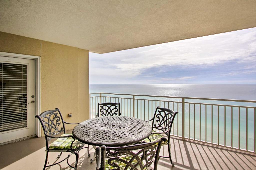 Breezy Oceanfront Panama Beach Condo with Pool Access - image 5