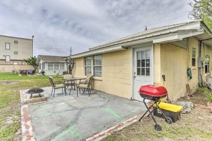 Charming Bid-a-wee Beach Cottage with Fire Pit - image 3