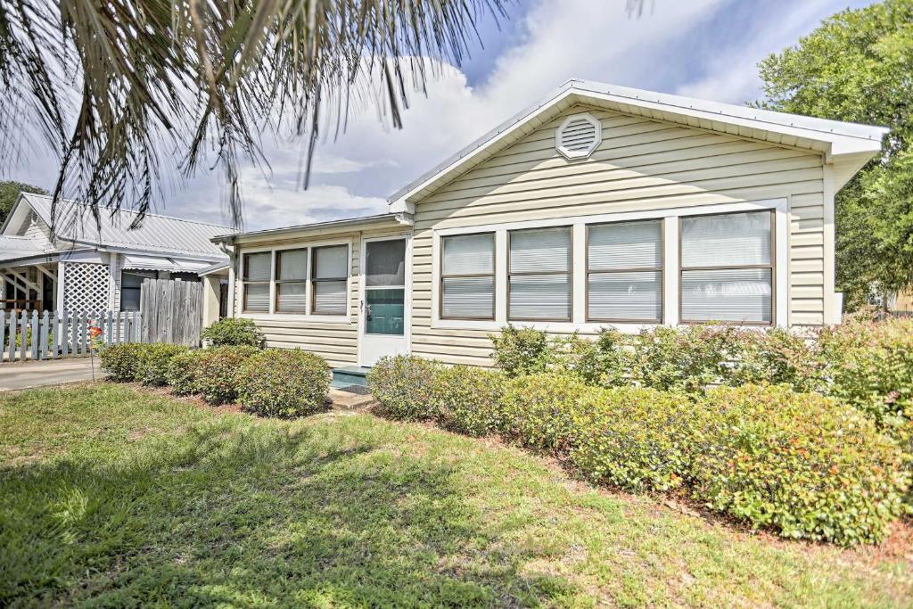 Charming Panama City Home with Deck 1 Block to Beach - main image